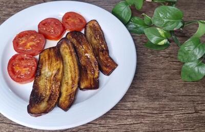 تهیه خوراک گوجه و بادمجان خوشمزه / مراحل تهیه یک غذای سبک