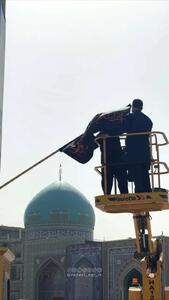 سیاه پوشی حرم رضوی برای ورود به ماه محرم توسط خدام + فیلم