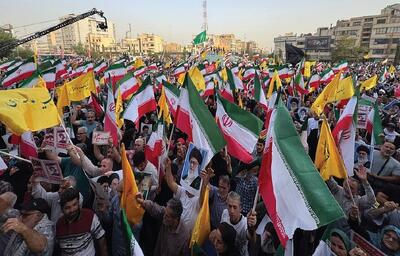 مردم پیروزی را در میدان انقلاب جشن گرفتند