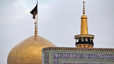 فیلم/ تعویض پرچم گنبد حرم امام رضا علیه‌السلام در آغاز ماه محرم