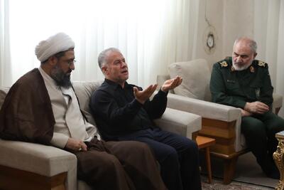 آیت‌الله شعبانی و فرمانده سپاه همدان در منزل شهیدان کریمی و دینوری