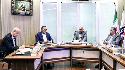 اتاق‌های سه‌گانه با همه توان در کنار دولت و ملت بزرگ ایران است | در تامین نیازهای معیشتی مردم کمبودی نداریم