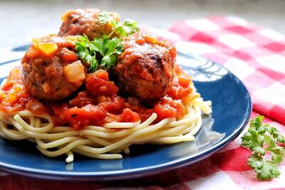 طرز تهیه اسپاگتی میت‌ بال (+سس مخصوص)