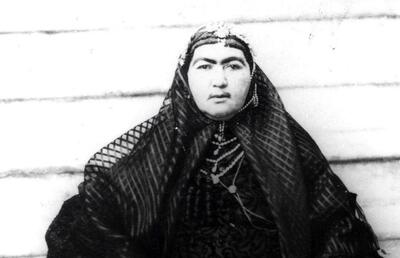 سفر در زمان | اسب‌سواری «انیس‌الدوله، سوگلی ناصرالدین‌شاه» با چادر و روبنده در فیروزکوه | گلی شی