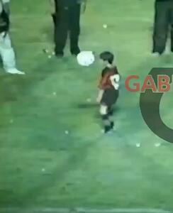 زیرخاکی از لیونل مسی؛ روزی که تماشاگران با فریادهای خود این پسربچه 9 ساله را با مارادونا مقایسه کردند! - پارس فوتبال