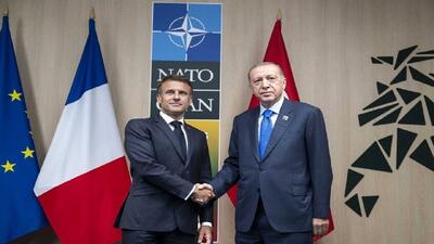 اردوغان در حاشیه اجلاس ناتو دوباره مکرون را مسخره کرد