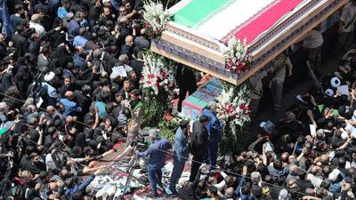 حضور رییس جمهور در تشییع پیکر مطهر شهدای اقتدار؛ میدان انقلاب (ببینید)