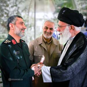 عکس/ تصویری از شهیدان حاج قاسم سلیمانی و امیرعلی حاجی‌زاده در کنار امام خامنه‌ای