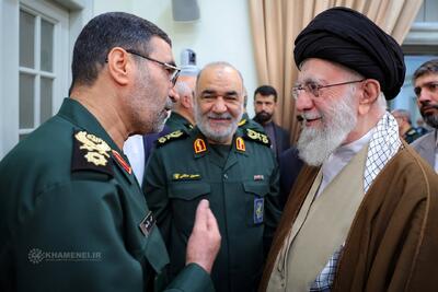 عکس/ تصویری از دیدار شهید محمود باقری با رهبر انقلاب اسلامی