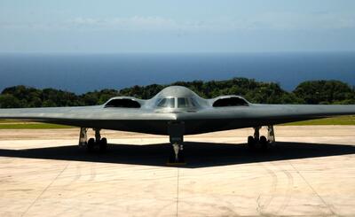 یک عکس قدیمی از خط تولید بمب‌افکن B-2 Spirit