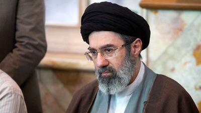 حضور مجتبی خامنه‌ای فرزند رهبر انقلاب در مراسم تشییع شهدا+ فیلم