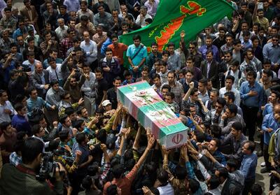 آرامگاه ابدی سرداران شهید محمدحسین باقری و شهید محرابی/ سلفی خبرنگار CNN با تشییع‌کنندگان + کس