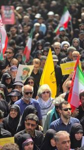 حضور زنان بدون حجاب در تشییع پیکر شهدای حمله اسرائیل به ایران