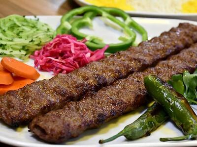 کباب کوبیده با گوشت گوساله؛ دستور رستورانی برای طعمی حرفه‌ای در خانه