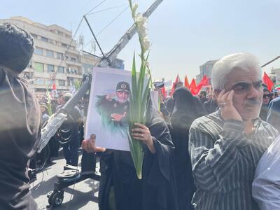 واکنش جالب خبرگزاری فرانسه به مراسم تشییع پیکر شهدای اقتدار/ کفن پوشان به میدان آمدند/ تصاویر سردار سلیمانی در دستان مردم؛ فراموشت نمی‌کنیم ژنرال!