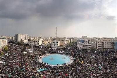 دیوارنگاره جدید میدان انقلاب در روز تشییع‌پیکر شهدا + عکس
