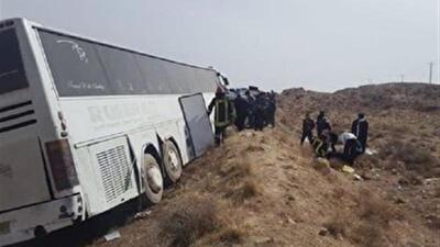 مصدوم شدن ۳۰ نفر در حادثه انحراف از مسیر اتوبوس بندرعباس –میبد