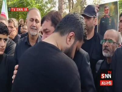 فرزند شهید حاجی‌زاده در آغوش محمد مخبر