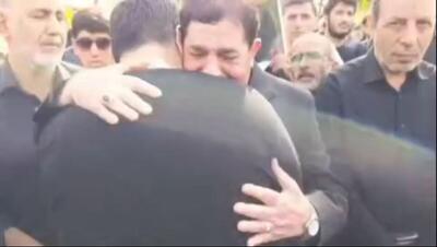 فرزند شهید حاجی‌زاده در آغوش مخبر دستیار رهبر معظم انقلاب در بهشت زهرا (س) (فیلم)