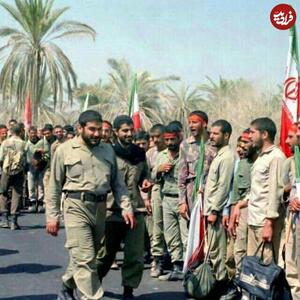 عکس/ چهره خندان سردار سلیمانی و شمخانی ۴۴ سال پیش با رزمندگان در نخلستان | اقتصاد24