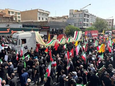 عکس؛ فرمانده سپاه تهران در مراسم خاکسپاری سردار سلامی