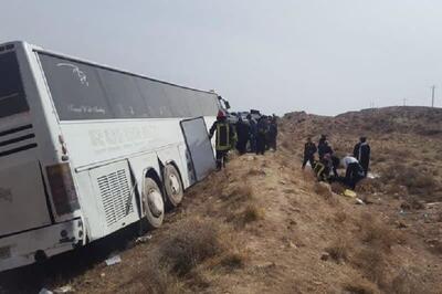 مصدوم شدن ۳۰ نفر در حادثه انحراف از مسیر اتوبوس بندرعباس – میبد