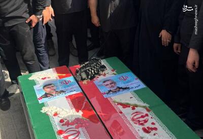 عکس/ اقامه نماز بر پیکر سرداران شهید حاجی زاده و باقری