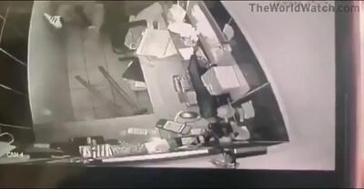 فیلم حمله مرموز به کارگر حین حرف زدن با تلفن