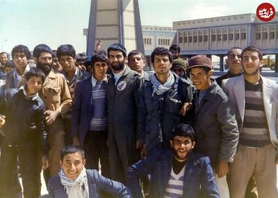 عکس یادگاری عباس بابایی با جوانان تهرانی؛ دهه ۵۰