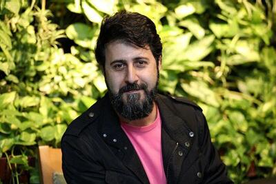 آواز شاد؛ هومن حاجی عبداللهی تو خیابونای آلمان فارسی خوند ملت دورش حلقه زدن حال میکنن