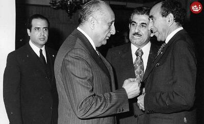 عکس/ رئیس سوم ساواک ۶۴ سال پیش در حال سکه گرفتن از محمدرضا پهلوی | اقتصاد24