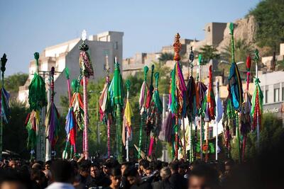 سیل عاشقان حسینی در میناب؛ آئین ۴۰۰ ساله علم‌گردانی، جلوه‌گاه وحدت و شور مذهبی جنوب