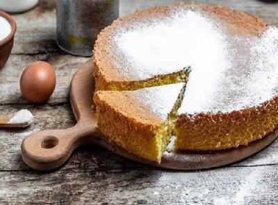 طرز تهیه کیک ۸ قاشقی‌بدون نیاز به فر و همزن؛ دسری ساده برای عصرونه