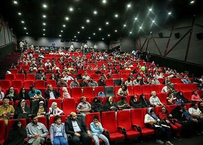 اکران یک فیلم آمریکایی در سینماها