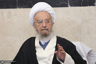 آیت‌الله العظمی مکارم شیرازی: نباید هرگز فریب شعارهای فریبنده غرب را خورد/ حقوق بشری که غرب از آن دم می‌زند، مفهومی پوچ و توخالی است/ نباید از جنایات چند روزه اخیر علیه میهن اسلامی ما غافل شد