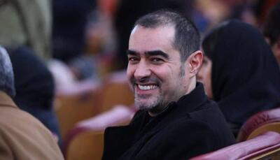 آوازخوانی شهاب حسینی با اجرای زنده آهنگ با همه بی سر و سامانیم از ناصر عبداللهی؛ عجب صدای قشنگی داره!