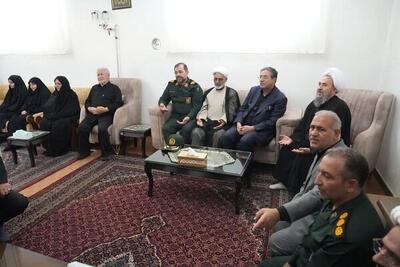 دیدار استاندار آذربایجان غربی با خانواده شهدای اقتدار در شاهین دژ