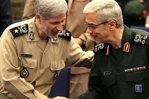 قاب خاص امیر حاتمی در حال نشانه‌گیری با مسلسل در کنار سپهبد باقری
