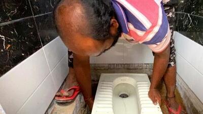 خلاقیت خنده دار پدر ایرانی با طراحی و ساخت توالت در راه پله خانه اش حماسه آفرید+عکس/  هنر نزد ایرانیان است و بس