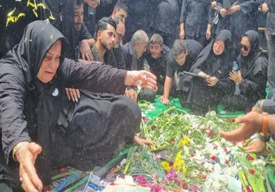 عهد وفاداری نسل دهه نودی‌ها پای تابوت شهید بشارتی - تسنیم