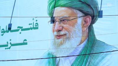 نصب دیوارنگاره رهبر معظم انقلاب اسلامی در مسیر فرودگاه بیروت + فیلم