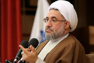 دولت و رئیس‌جمهور آمریکا کافر حربی هستند و مال و جان آن‌ها برای ما مباح است