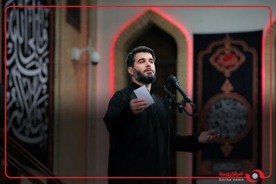 لحظاتی از مداحی  میثم مطیعی در مراسم عزاداری سید و سالار شهیدان(علیه‌السلام) در حسینیه امام خمینی(ره)
