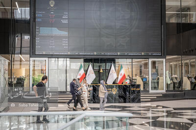 بورس؛ ایستاده در غبار