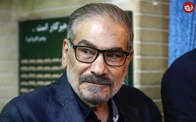 عکس/ چهره متفاوت دریابان شمخانی ۴۴ سال پیش در حال سخنرانی کنار یک تابلوی معنادار | اقتصاد24