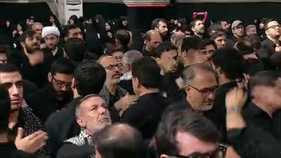 لحظاتی از مداحی آقای محمدحسین پویانفر در مراسم عزاداری شب هشتم ماه محرم در حسینیه امام خمینی(ره) + فیلم