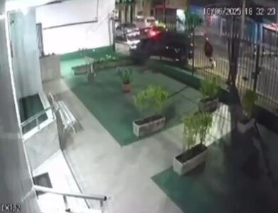 برخورد عجیب راننده ماشین با زور گیر+ فیلم