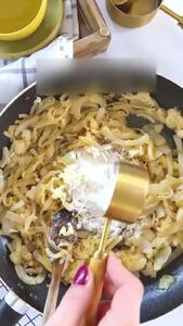 مرغ خامه ای و پیاز، طعمی نرم و لطیف + فیلم