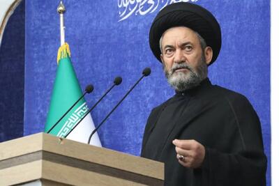 امام جمعه اردبیل: با ذکور خانواده پهلوی حرفی ندارم چون به پدرش رفته