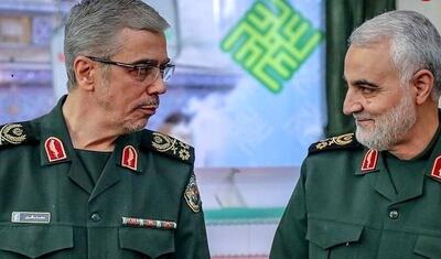سفر به تاریخ؛ «سرلشکر باقری» 22 ساله در کنار مادر بر سر مزار برادرش «حسن باقری»؛ سال 1361/ عکس